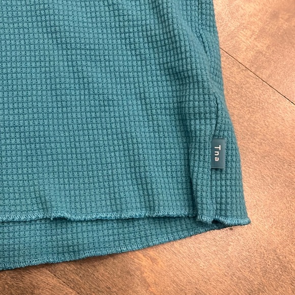 Women’s Aritzia TNA long sleeve. - Picture 4 of 4